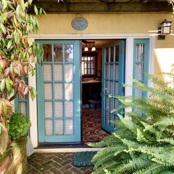 Rose Court Cottage - Vacation Rentals Near Me - Arcata, California Rose Court Cottage - Vacation Rentals Near Me - Arcata, California