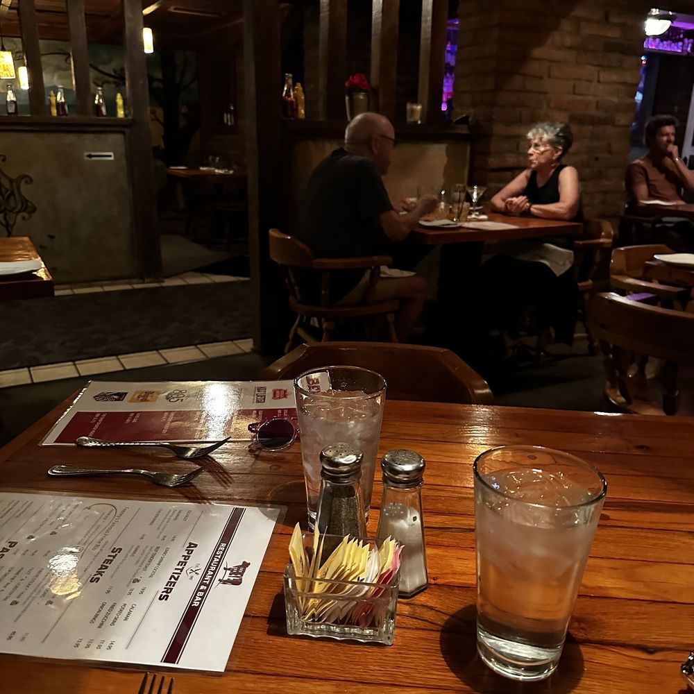 Feeney's Restaurant and Bar - people sitting at tables - Bars Near Me - Phoenix, Arizona