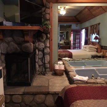 Sleepy Forest Cottages - #9 "Honeymoon Hideout" small tv, wood fire place, awesome jetted tub! - Big Bear Lake, CA