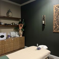 Happy Feet Reflexology - The environment is very clean and tidy. I think the staff here is very good. I will come again next time.