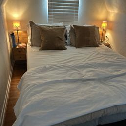 Queen bed with 2 drawers on each side
