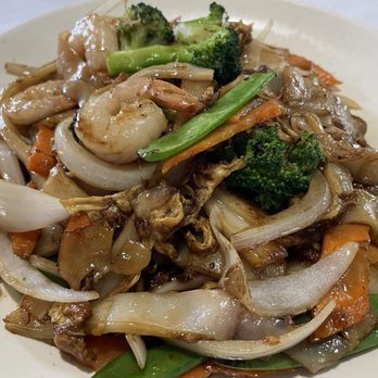Apsara Restaurant - Stir fried drunken noodle with shrimp - Chinese Near Me - Providence, Rhode Island