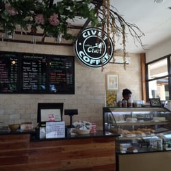 Civet Coffee Shop - ホテルの前にあるコーヒーショップ。清潔感がある店舗です。