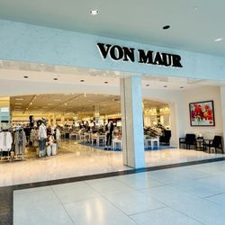Von Maur - Entrance to store