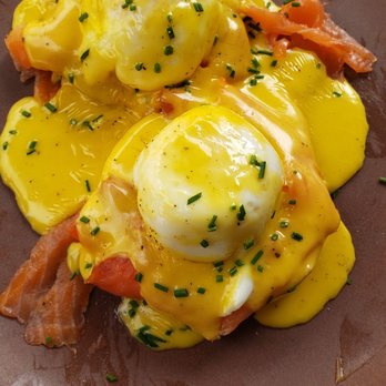 Federal Café - Huevos benedictos con salmón - Breakfast & Brunch Near Me - Madrid, M Federal Café - Huevos benedictos con salmón - Breakfast & Brunch Near Me - Madrid, M