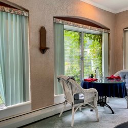 Howarth House Bed and Breakfast - Breakfast is served in the bright Florida Room, with a view of the flower garden, pool, and the occasional hummingbird!