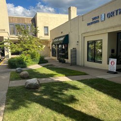 Jade Lake Gourmet - Outside of building
