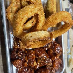 Lil'Shabby's Bistro and Bar - Sampler platter. Boneless chicken, zucchini sticks, onion rings.