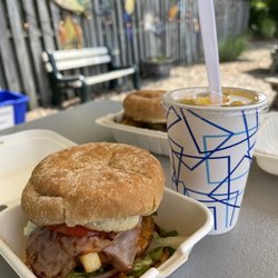 Beef N Buns N Paradise - Cajun bleu burger