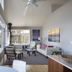 Windwater Bed and breakfast - Open concept living area.