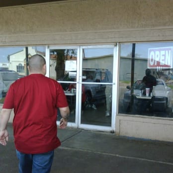 Gonzales Berta's Burgers - Entrance.. Notice it doesn't have a sign. - American Near Me - Donna, Texas