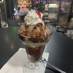 Double Dips Ice Creamery - Chocolate fudge sundae