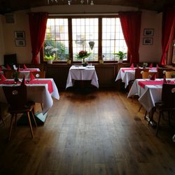 Gasthof Dorfschänke - Sieht dunkler aus als es ist. Ein toller Raum, so liebevoll hergerichtet wie alles andere auch