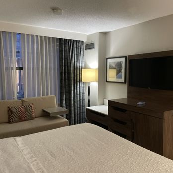 Hampton Inn & Suites Chicago-Downtown - Bedroom - Hotels Near Me - Chicago, Illinois Hampton Inn & Suites Chicago-Downtown - Bedroom - Hotels Near Me - Chicago, Illinois