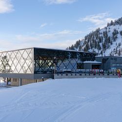 Mid-Gad Restaurant - The nest, from the outside, with views of the mountains.