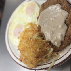 Lindo’s Diner - Chicken fried steak and eggs