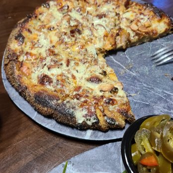 Hideout Saloon - Yummy pizza - Cocktail Bars Near Me - Mariposa, California