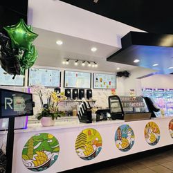 R&B Tea - Temecula - Counter with self-service kiosk on the left.