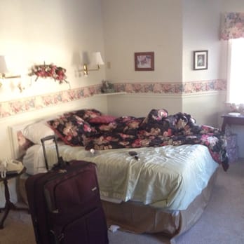 Hounds Tooth Inn - The main bed - Bed & Breakfast Near Me - Oakhurst, California Hounds Tooth Inn - The main bed - Bed & Breakfast Near Me - Oakhurst, California