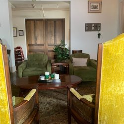 Finn's Restaurant & Tavern - Sitting room