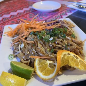Kue's Cafe - Chicken pad Thai - Chinese Near Me - Dunedin, Florida