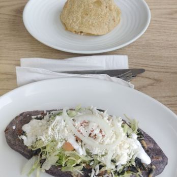 Xocome Antojeria - Gordita de carne asada y tlacoyo de huitlacoche - Mexican Near Me - Chicago, Illinois Xocome Antojeria - Gordita de carne asada y tlacoyo de huitlacoche - Mexican Near Me - Chicago, Illinois