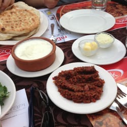 Özşark Yaprak Döner - Acı ezme, güveç yoğurt, tereyağ ve peynir...