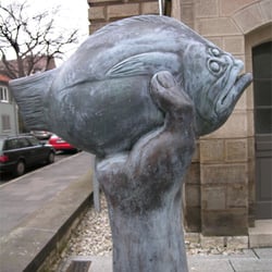 Niedersächsische Staats- und Universitätsbibliothek - Vor dem hist. Gebäude der SUB in Göttingen.