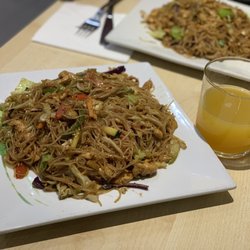 Wok Sun - Tallarines de arroz con verduras salteadas y pollo
