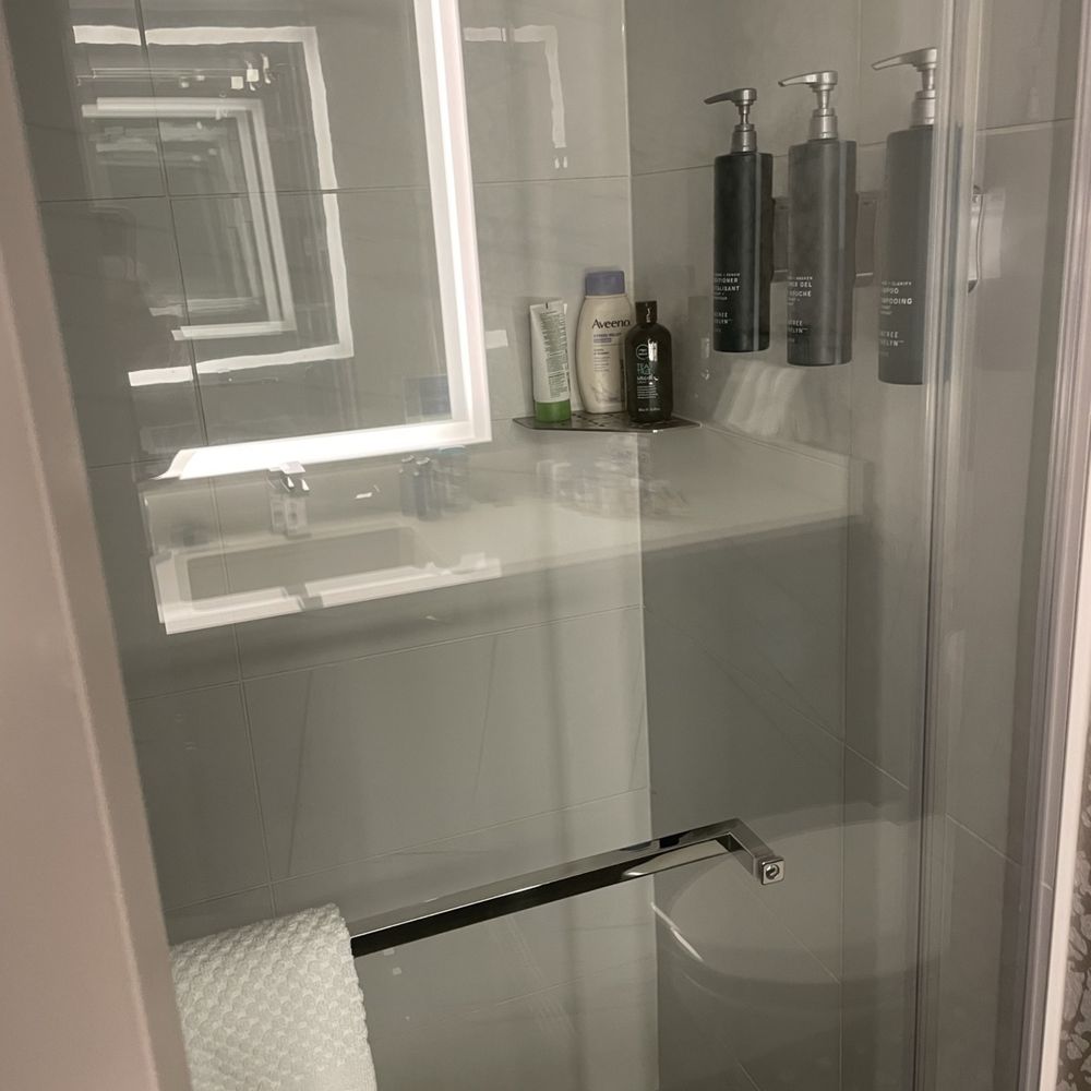 DoubleTree by Hilton Windsor Hotel & Suites - Great shower. - Hotels Near Me - Windsor, Ontario DoubleTree by Hilton Windsor Hotel & Suites - Great shower. - Hotels Near Me - Windsor, Ontario