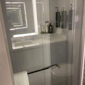 DoubleTree by Hilton Windsor Hotel & Suites - Great shower. - Hotels Near Me - Windsor, Ontario