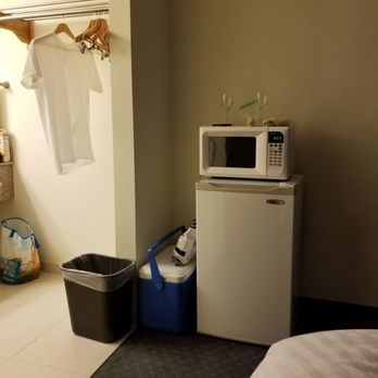 Lewis River Inn - Fridge and microwave - Hotels Near Me - Woodland, Washington Lewis River Inn - Fridge and microwave - Hotels Near Me - Woodland, Washington