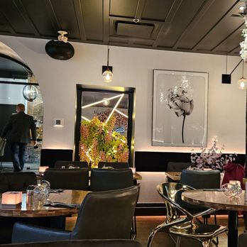 Savini - Vieux-Québec - Beautiful inside decor - Bars Near Me - Quebec City, Quebec Savini - Vieux-Québec - Beautiful inside decor - Bars Near Me - Quebec City, Quebec