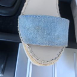 Dye still on the shoe, dirt not removed Dye still on the shoe, dirt not removed