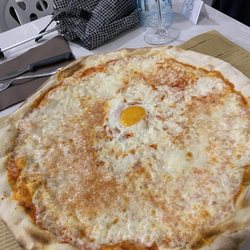 L'Isola della Pizza - #57 Tomato, mozzarella and egg pizza.