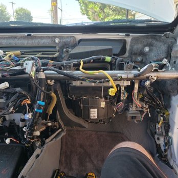 Autofix Mobile Tech - Removing dash harness - Auto Repair Near Me Autofix Mobile Tech - Removing dash harness - Auto Repair Near Me