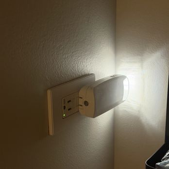 Discovery Inn - Thoughtful nightlight in the bathroom - Hotels Near Me - Friday Harbor, Washington