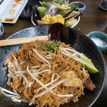 Kuffo - Pad Thai with a beautiful side of veggies! - Soup Near Me - Miami, Florida