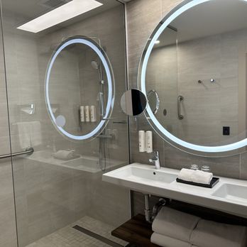 Riu Plaza Chicago - Bathroom - Hotels Near Me - Chicago, Illinois Riu Plaza Chicago - Bathroom - Hotels Near Me - Chicago, Illinois