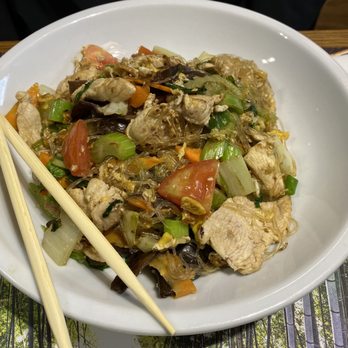 Zebra Express - Pad woon sen with chicken. - Thai Near Me - Prague, Puerto Rico