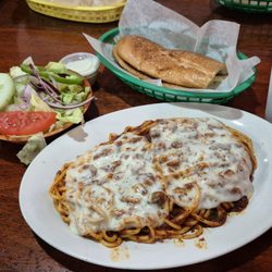 Chicago Express - baked spaghetti with salad and garlic bread