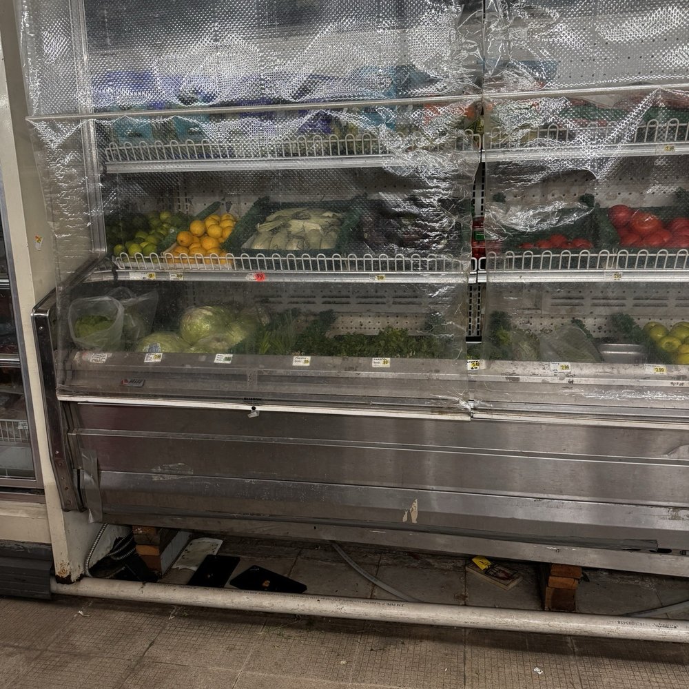 Mountain Market - Underneath produce display, multiple rat and mouse traps, tons of feces, and even a dead mouse or rat. - Grocery Near Me - Pine Valley, California