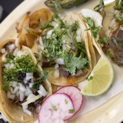 Taqueria Mis 5 Estrellas - Cabeza and lengua tacos