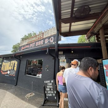 Stanley's Famous Pit Barbecue - Line outside establishment - Barbeque Near Me - Tyler, Texas