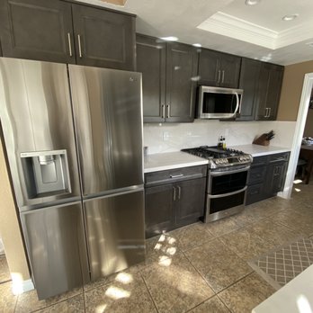 Royal Kitchen and Flooring - Kitchen with semi custom cabinets - General Contractors Near Me - Thousand Oaks, California