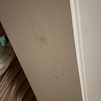 Sandos Cancun - Another spot that has water damage and mold painted over it - Hotels Near Me - Cancún, ROO