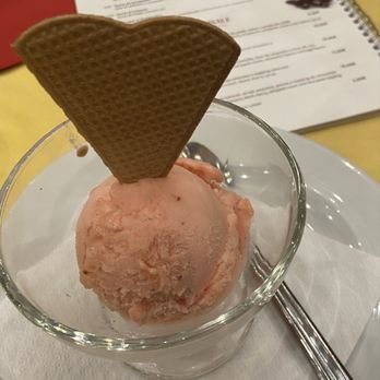 Il Tartufo - Strawberry gelato - Pizza Near Me - Coimbra, 06