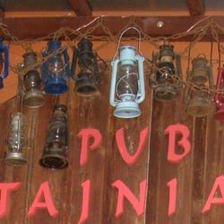 Pub Stajnia - Pub stajnia- lampy nad wejściem.