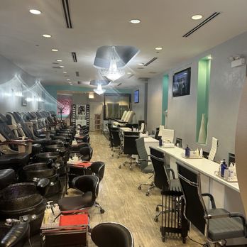 Polish and Pour - Streeterville - Nail Salons Near Me - Chicago, Illinois Polish and Pour - Streeterville - Nail Salons Near Me - Chicago, Illinois
