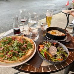 Eiger Guesthouse Restaurant - Capra pizza with ham (schinken) added, green salad and Rösti